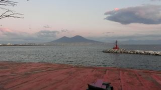 何と言ってもナポリ湾の向こうに聳えるヴェスヴィオ火山の眺望です