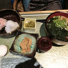 へぎそばとおにぎり。付いていたお味噌、漬物は味が濃すぎる