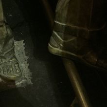 足下はサンダルです