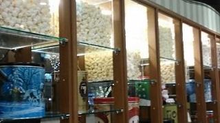 クリスマスの缶とかありました