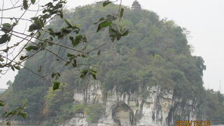 紫洲島公園から見る象山の姿は「象が鼻を伸ばして漓江の水を飲んでいる」。