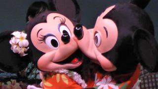 ミッキーのレインボー・ルアウ