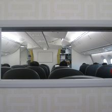 先方はビジネス、昔のJALのスーパーシートのような感じ。