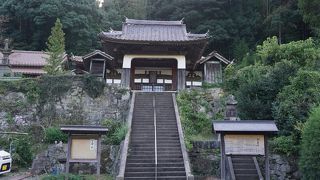 水天門または竜宮門と呼ばれる朱塗りの山門