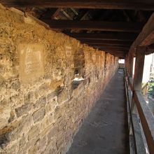 たくさんの名前が彫ってあります