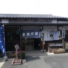 お店と入口