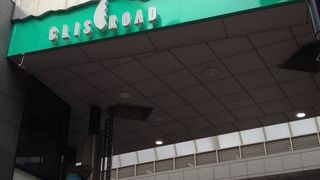 賑やかな商店街。