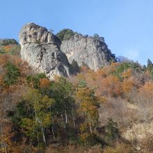 嵩山の山麓にあります