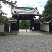 京都御苑閑院宮邸跡、入口。