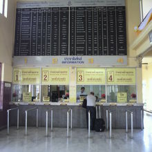 切符売り場と時刻表の様子です。比較的広く、静かな駅舎内です。