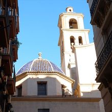 大聖堂周りは建物がびっしり。一部ずつしか見えません。