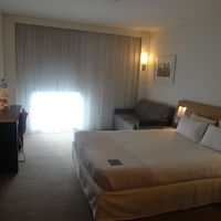 広々としたお部屋。コンセントもあちこちにあり便利でした。