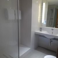 バスルームも広々。シャワーの水圧がちょっと弱め。