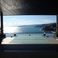 ロビーから相模湾が一望できます