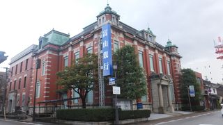 東京駅を設計した辰野金吾の設計。今でも現役の銀行です。