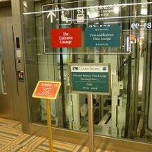 北側出国審査場を抜けた正面のエレベーターで4階にあがります。