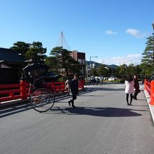 朱色が鮮やか、奥には陣屋があります