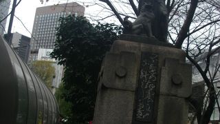 宝くじ売り場の前