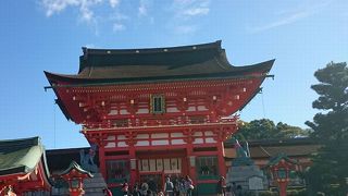 青空に映える楼門