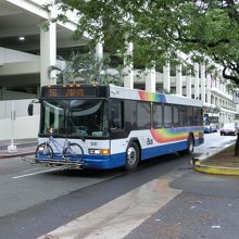 TheBusには青い色と黄色い色のバスがあった。