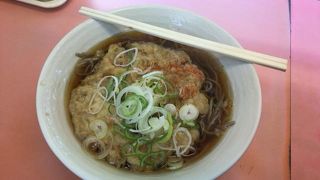 駅ホームの立ち食いソバ。