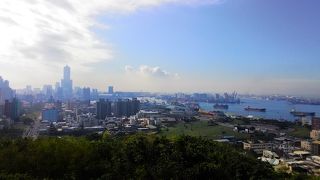 高雄湾と街を見下ろす絶景ポイント