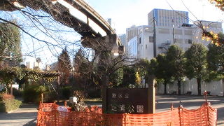 頭上をモノレールが走る、都心のオアシスです