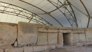 巨石を垂直に立てたり・・・