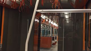 空港から市内中心ブへの最安交通手段です