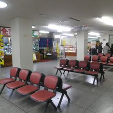 待合室、食事処やお土産屋もあります