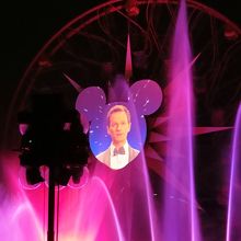 観覧車のミッキ−の顔も、スクリーンになります