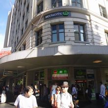 立地が便利なだけに人も多い。