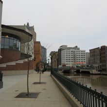 川に沿って整備されている遊歩道