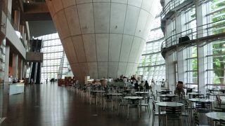 ガラスのカーテンウォールの空間