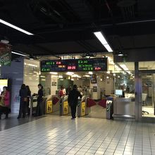 改札。３０分前でないと入れないという情報もあったが入れた。