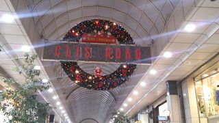 アーケードの下に「メリークリスマス」という飾りつけはあるものの…