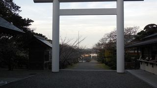 緑多い格式高い神社