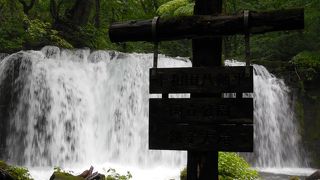 ちょっとした滝ですね