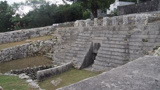 宮古島に残る巨大墓