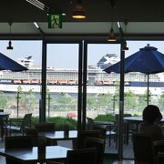 港が見えるカフェレストラン