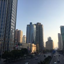 写真左のビル右側が日月光ショッピングモールです。