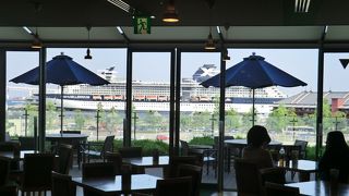 港が見えるカフェレストラン