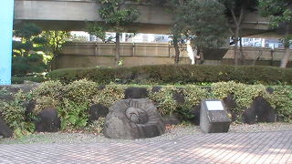 ビルと鉄道の線路の近くの都心の小さな公園です