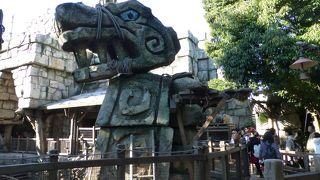 ３６０度回転するジェットコースター