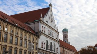 ルードウィヒ２世の墓が教会地下にあります