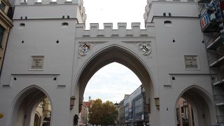 門をくぐればミュンヘンを楽しめます。