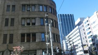 古いビルが残り、逆に目立つ