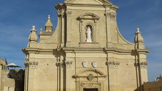 外観はシンプルな造り・・・