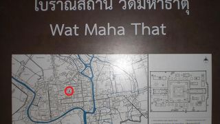 ワット　マハータートは、木の根に抱かれた仏像の頭が眠っていることで有名です。