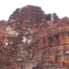 ビルマ軍の攻撃により、破壊され、崩れた寺院内の施設です。